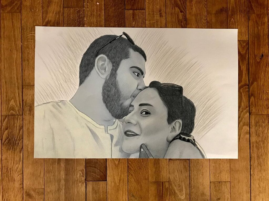 Evlilik yıl dönümü hediyesi için fotoğraftan kişiye özel öpüşen çift karakalem portre çizimi örneği - Kuş Adam Sanat.