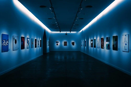 Ankara ve İstanbul sanat galerilerinde 2026 bahar sezonu güncel resim sergisi ve modern galeri atmosferi - Kuş Adam Sanat.
