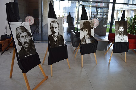 Erzurum Atatürk Üniversitesi Sanat Müzesi portre sergisi ve profesyonel yağlıboya tablo çalışmaları - Kuş Adam Sanat