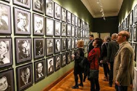 İzmir Arkas Sanat Merkezi yağlıboya portre sergisi ve profesyonel karakalem çalışmaları - Kuş Adam Sanat