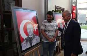 Denizli resim sergileri ve profesyonel yağlıboya portre siparişi - Kuş Adam Sanat
